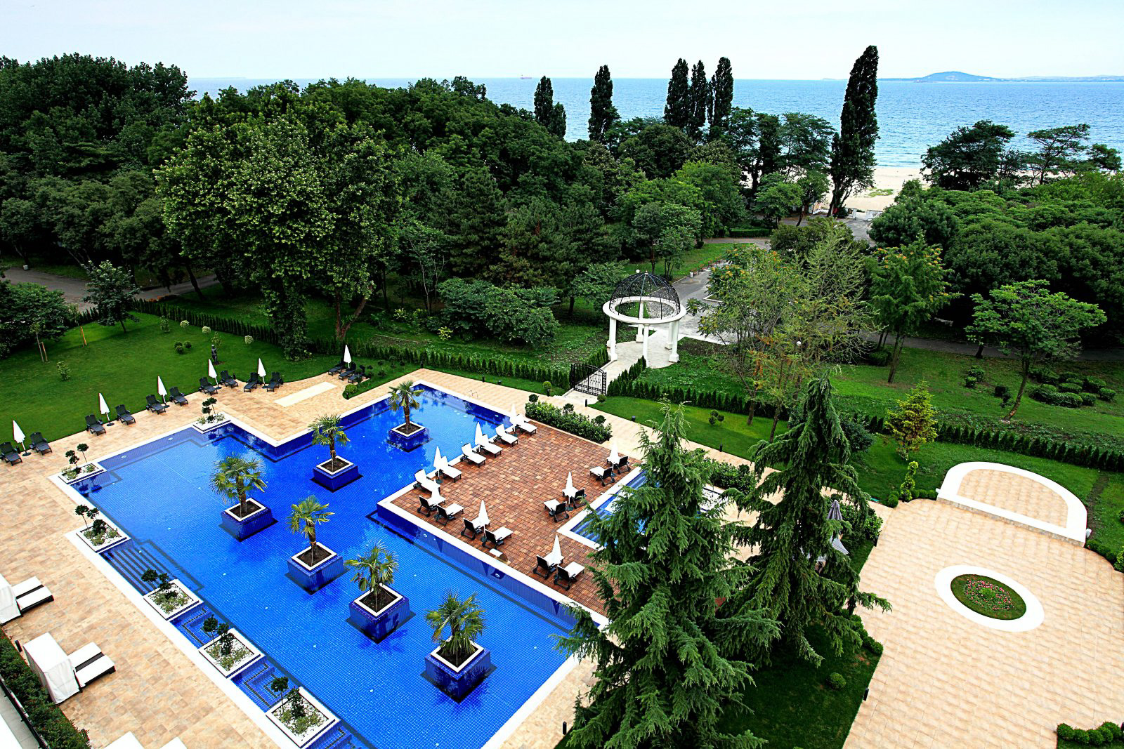 Outdoor pool with a view towards the sea at hotel Primoretz (leading to a booking affiliate link)