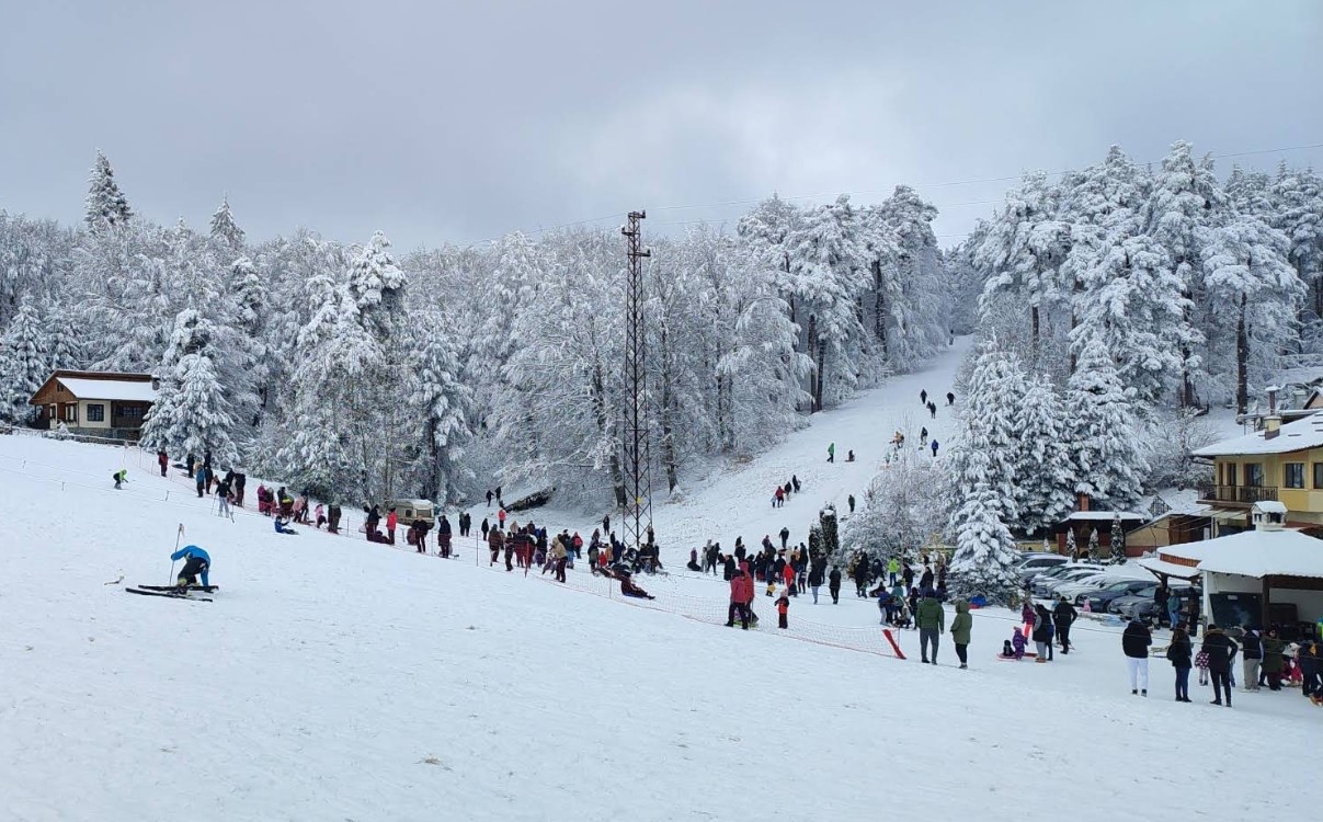 A photo of Sveti Konstantin ski zone during winter with a crowd of skiers