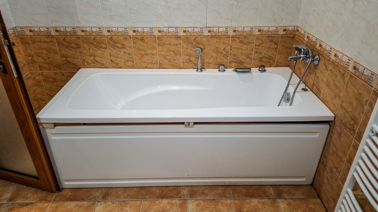 an empty white bathtub in osogovo hut