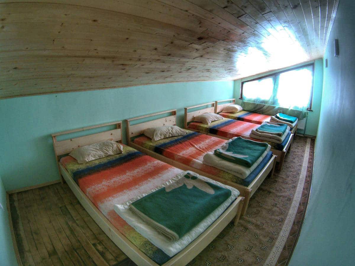 A room inside Skakavitsa hut
