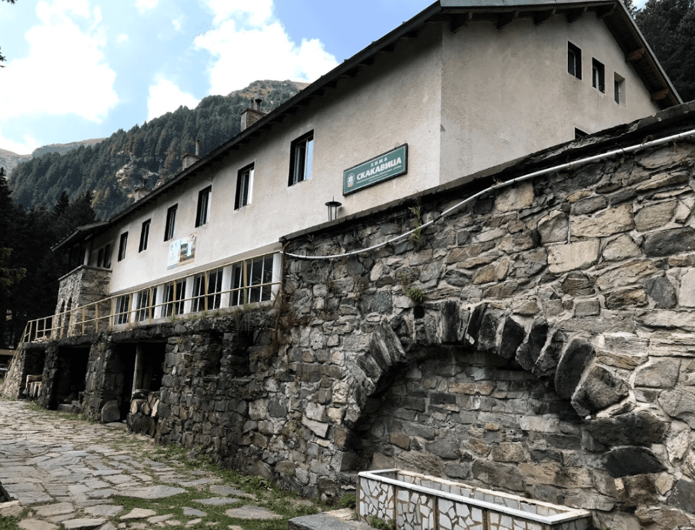 Skakavitsa hut exterior and cliffs in the background